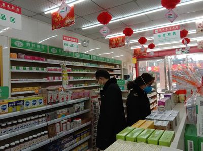 二七區市場監管局副局長陳向林深入長江路食藥所轄區指導疫情防控與醫用口罩供應工作